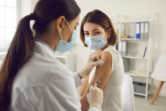 Vakcina za grip i kovid - može u istom danu: "Jedna ruka, pa druga"